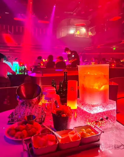 上海打卡聚会-本地美食资讯-夜游指南：解锁魔都最in玩法 🌃